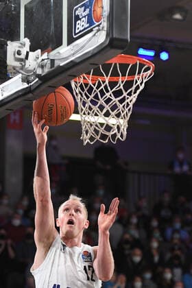 Basketball I Herren I Saison 2021-2022 I Bundesliga I 13. Spieltag I Hamburg Towers - ALBA Berlin I 02.01.2022 Seth Hinrichs ( 12, Power Forward, Hamburg Towers) perfekt unter dem Korb Hamburg edel-optics.de Arena Hamburg Deutschland Copyright: xLobeca AndreasxHannigx