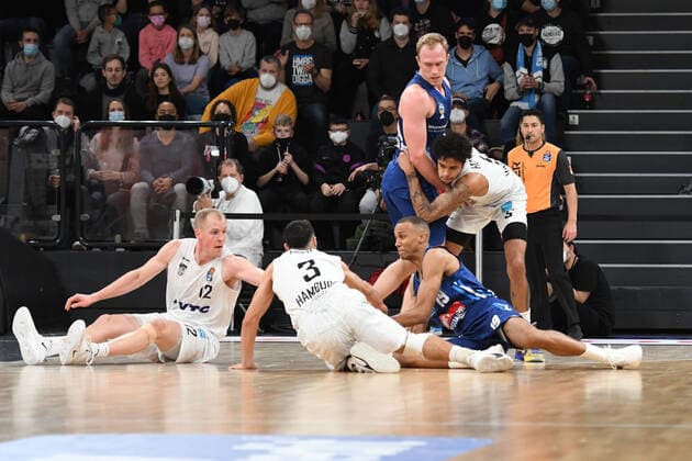 Basketball I Herren I Saison 2021-2022 I Bundesliga I 13. Spieltag I Hamburg Towers - ALBA Berlin I 02.01.2022 Freund und Feind am Boden Maximilian DiLeo ( 3, Shooting Guard, Hamburg Towers) und Seth Hinrichs ( 12, Power Forward, Hamburg Towers) gegen Louis Olinde (19, ALBA Berlin) Hamburg edel-optics.de Arena Hamburg Deutschland Copyright: xLobeca AndreasxHannigx