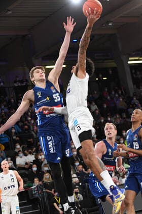 Basketball I Herren I Saison 2021-2022 I Bundesliga I 13. Spieltag I Hamburg Towers - ALBA Berlin I 02.01.2022 Ben Lammers (55, ALBA Berlin) kommt zu spöt gegen Caleb Homesley ( 5, Shooting Guard, Hamburg Towers) Hamburg edel-optics.de Arena Hamburg Deutschland Copyright: xLobeca AndreasxHannigx