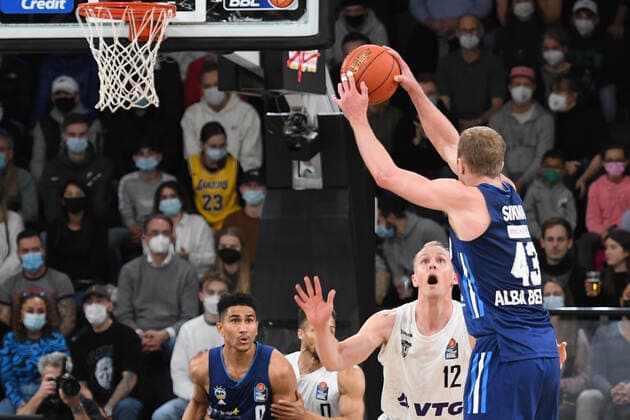 Basketball I Herren I Saison 2021-2022 I Bundesliga I 13. Spieltag I Hamburg Towers - ALBA Berlin I 02.01.2022 Luke Sikma (43, ALBA Berlin) wird von Seth Hinrichs ( 12, Power Forward, Hamburg Towers) gestört Hamburg edel-optics.de Arena Hamburg Deutschland Copyright: xLobeca AndreasxHannigx
