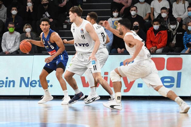 Basketball I Herren I Saison 2021-2022 I Bundesliga I 13. Spieltag I Hamburg Towers - ALBA Berlin I 02.01.2022 Maodo Lo (0, ALBA Berlin) gegen 3 Towers Hamburg edel-optics.de Arena Hamburg Deutschland Copyright: xLobeca AndreasxHannigx