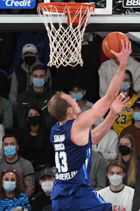 Basketball I Herren I Saison 2021-2022 I Bundesliga I 13. Spieltag I Hamburg Towers - ALBA Berlin I 02.01.2022 Luke Sikma (43, ALBA Berlin) steigt zum Korbleger hoch Hamburg edel-optics.de Arena Hamburg Deutschland Copyright: xLobeca AndreasxHannigx