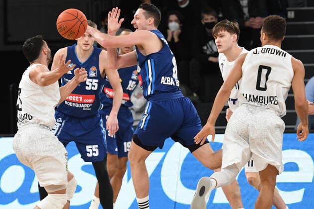 Basketball I Herren I Saison 2021-2022 I Bundesliga I 13. Spieltag I Hamburg Towers - ALBA Berlin I 02.01.2022 Marcus Eriksson (8, ALBA Berlin) wird im Angriff von Jaylon Brown ( 0, Point Guard, Hamburg Towers) gestört Hamburg edel-optics.de Arena Hamburg Deutschland Copyright: xLobeca AndreasxHannigx