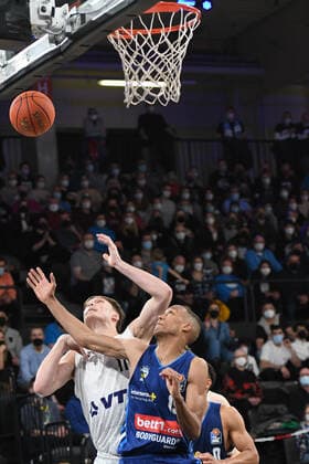 Basketball I Herren I Saison 2021-2022 I Bundesliga I 13. Spieltag I Hamburg Towers - ALBA Berlin I 02.01.2022 Jonas Mattisseck (9, ALBA Berlin) und Maik Kotsar ( 11, Center, Hamburg Towers) unter dem Korb Hamburg edel-optics.de Arena Hamburg Deutschland Copyright: xLobeca AndreasxHannigx