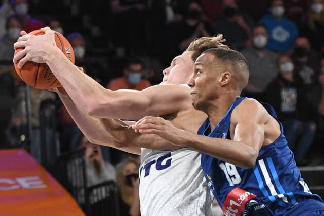 Basketball I Herren I Saison 2021-2022 I Bundesliga I 13. Spieltag I Hamburg Towers - ALBA Berlin I 02.01.2022 Jonas Mattisseck (9, ALBA Berlin) und Maik Kotsar ( 11, Center, Hamburg Towers) unter dem Korb Hamburg edel-optics.de Arena Hamburg Deutschland Copyright: xLobeca AndreasxHannigx