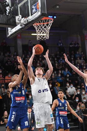 Basketball I Herren I Saison 2021-2022 I Bundesliga I 13. Spieltag I Hamburg Towers - ALBA Berlin I 02.01.2022 Jonas Mattisseck (9, ALBA Berlin) und Maik Kotsar ( 11, Center, Hamburg Towers) unter dem Korb Hamburg edel-optics.de Arena Hamburg Deutschland Copyright: xLobeca AndreasxHannigx