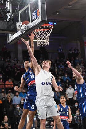 Basketball I Herren I Saison 2021-2022 I Bundesliga I 13. Spieltag I Hamburg Towers - ALBA Berlin I 02.01.2022 Jonas Mattisseck (9, ALBA Berlin) und Maik Kotsar ( 11, Center, Hamburg Towers) unter dem Korb Hamburg edel-optics.de Arena Hamburg Deutschland Copyright: xLobeca AndreasxHannigx