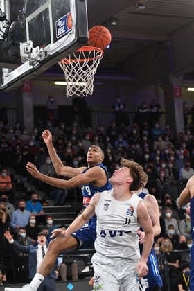 Basketball I Herren I Saison 2021-2022 I Bundesliga I 13. Spieltag I Hamburg Towers - ALBA Berlin I 02.01.2022 Jonas Mattisseck (9, ALBA Berlin) und Maik Kotsar ( 11, Center, Hamburg Towers) unter dem Korb Hamburg edel-optics.de Arena Hamburg Deutschland Copyright: xLobeca AndreasxHannigx
