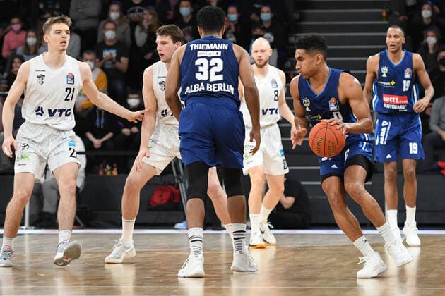 Basketball I Herren I Saison 2021-2022 I Bundesliga I 13. Spieltag I Hamburg Towers - ALBA Berlin I 02.01.2022 Johannes Thiemann (32, ALBA Berlin) und Louis Olinde (19, ALBA Berlin) im Vorwärtsgang Hamburg edel-optics.de Arena Hamburg Deutschland Copyright: xLobeca AndreasxHannigx