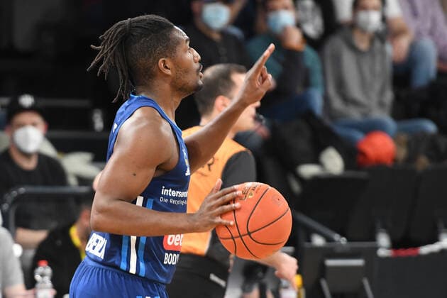 Basketball I Herren I Saison 2021-2022 I Bundesliga I 13. Spieltag I Hamburg Towers - ALBA Berlin I 02.01.2022 Jaleen Smith (3, ALBA Berlin) treibt seine Männder an Hamburg edel-optics.de Arena Hamburg Deutschland Copyright: xLobeca AndreasxHannigx