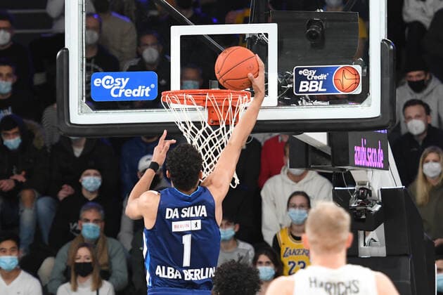 Basketball I Herren I Saison 2021-2022 I Bundesliga I 13. Spieltag I Hamburg Towers - ALBA Berlin I 02.01.2022 Oscar da Silva (1, ALBA Berlin) macht den Korbleger Hamburg edel-optics.de Arena Hamburg Deutschland Copyright: xLobeca AndreasxHannigx