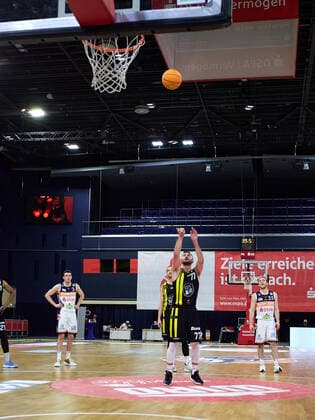 Freiwurf nach dem Foul an Besnik Bekteshi (VfL Kirchheim Knights 77) Rostock Seawolves vs VfL Kirchheim Knights, 2. Barmer Basketball-Bundesliga, ProA, 2. Bundesliga, Spielzeit 2021 2022, 17.Spieltag, 02.01.2022 Rostock Seawolves vs VfL Kirchheim Knights, 2. Barmer Basketball-Bundesliga, ProA, Spielzeit 2021 2022, 17.Spieltag, 02.01.2022 Rostock Copyright: xStephaniexZerbe xEibner-Pressefotox EP_SZE