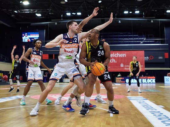 Jonathon Williams (VfL Kirchheim Knights 24), Stefan Ilzhoefer (Rostock Seawolves 12), Robert Montgomery (Rostock Seawolves 0) Rostock Seawolves vs VfL Kirchheim Knights, 2. Barmer Basketball-Bundesliga, ProA, 2. Bundesliga, Spielzeit 2021 2022, 17.Spieltag, 02.01.2022 Rostock Seawolves vs VfL Kirchheim Knights, 2. Barmer Basketball-Bundesliga, ProA, Spielzeit 2021 2022, 17.Spieltag, 02.01.2022 Rostock Copyright: xStephaniexZerbe xEibner-Pressefotox EP_SZE