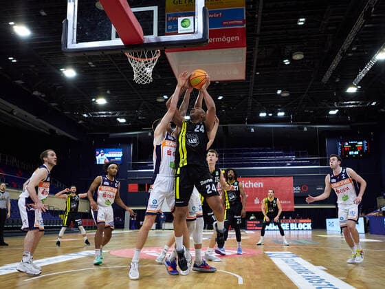 Jonathon Williams (VfL Kirchheim Knights 24), Stefan Ilzhoefer (Rostock Seawolves 12), Robert Montgomery (Rostock Seawolves 0) Rostock Seawolves vs VfL Kirchheim Knights, 2. Barmer Basketball-Bundesliga, ProA, 2. Bundesliga, Spielzeit 2021 2022, 17.Spieltag, 02.01.2022 Rostock Seawolves vs VfL Kirchheim Knights, 2. Barmer Basketball-Bundesliga, ProA, Spielzeit 2021 2022, 17.Spieltag, 02.01.2022 Rostock Copyright: xStephaniexZerbe xEibner-Pressefotox EP_SZE