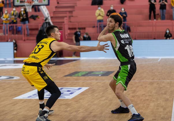 Ryan Mikesell (Tigers Tuebingen, 33) Thomas Grün (Roemerstrom Gladiators Trier, 10)¨¨Tigers Tuebingen vs. Roemerstrom Gladiators Trier, 2. Basketball, Bundesliga, Pro A, Barmer 2 Basketball, Spieltag 17, Spielzeit 2021 2022, 02.01.2022, ¨¨ Tigers Tuebingen - Roemerstrom Gladiators Trier, Basketball, 2. Bundesliga, Barmer 2 Basketball, Spieltag 17, Spielzeit 2021 2022, 02.01.2022 Tuebingen Copyright: xNinaxSander xEibnerxPressefotoxIx EP_NSR