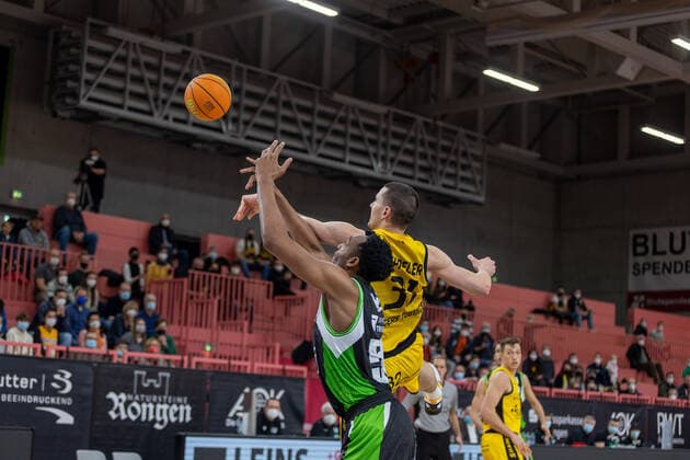 Austin Wiley (Roemerstrom Gladiators Trier, 50) Daniel Keppeler (Tigers Tuebingen, 31) ¨¨Tigers Tuebingen vs. Roemerstrom Gladiators Trier, 2. Basketball, Bundesliga, Pro A, Barmer 2 Basketball, Spieltag 17, Spielzeit 2021 2022, 02.01.2022, ¨¨ Tigers Tuebingen - Roemerstrom Gladiators Trier, Basketball, 2. Bundesliga, Barmer 2 Basketball, Spieltag 17, Spielzeit 2021 2022, 02.01.2022 Tuebingen Copyright: xNinaxSander xEibnerxPressefotoxIx EP_NSR