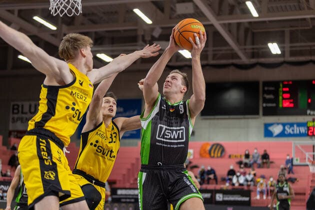 Timo Lanmueller (Tigers Tuebingen, 7) Ryan Mikesell (Tigers Tuebingen, 33) Jonas Grof (Roemerstrom Gladiators Trier, 09)¨¨Tigers Tuebingen vs. Roemerstrom Gladiators Trier, 2. Basketball, Bundesliga, Pro A, Barmer 2 Basketball, Spieltag 17, Spielzeit 2021 2022, 02.01.2022, ¨¨ Tigers Tuebingen - Roemerstrom Gladiators Trier, Basketball, 2. Bundesliga, Barmer 2 Basketball, Spieltag 17, Spielzeit 2021 2022, 02.01.2022 Tuebingen Copyright: xNinaxSander xEibnerxPressefotoxIx EP_NSR