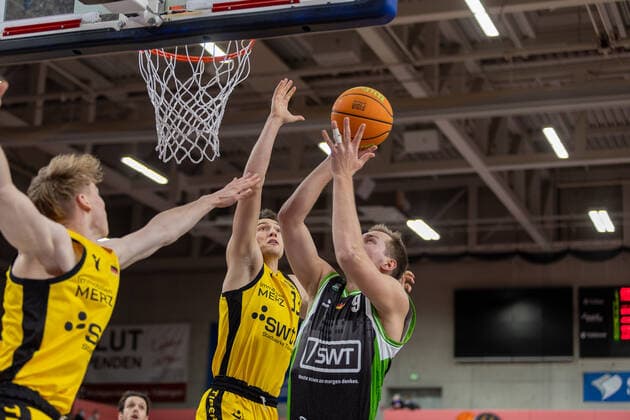 Timo Lanmueller (Tigers Tuebingen, 7) Ryan Mikesell (Tigers Tuebingen, 33) Jonas Grof (Roemerstrom Gladiators Trier, 09)¨¨Tigers Tuebingen vs. Roemerstrom Gladiators Trier, 2. Basketball, Bundesliga, Pro A, Barmer 2 Basketball, Spieltag 17, Spielzeit 2021 2022, 02.01.2022, ¨¨ Tigers Tuebingen - Roemerstrom Gladiators Trier, Basketball, 2. Bundesliga, Barmer 2 Basketball, Spieltag 17, Spielzeit 2021 2022, 02.01.2022 Tuebingen Copyright: xNinaxSander xEibnerxPressefotoxIx EP_NSR