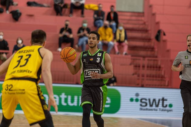 Ryan Mikesell (Tigers Tuebingen, 33) Garai Zeeb (Roemerstrom Gladiators Trier, 03)¨¨Tigers Tuebingen vs. Roemerstrom Gladiators Trier, 2. Basketball, Bundesliga, Pro A, Barmer 2 Basketball, Spieltag 17, Spielzeit 2021 2022, 02.01.2022, ¨¨ Tigers Tuebingen - Roemerstrom Gladiators Trier, Basketball, 2. Bundesliga, Barmer 2 Basketball, Spieltag 17, Spielzeit 2021 2022, 02.01.2022 Tuebingen Copyright: xNinaxSander xEibnerxPressefotoxIx EP_NSR
