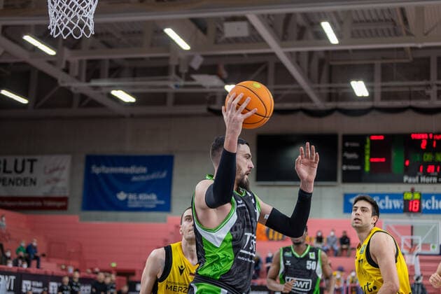 Radoslav Pekovic (Roemerstrom Gladiators Trier, 23)¨¨Tigers Tuebingen vs. Roemerstrom Gladiators Trier, 2. Basketball, Bundesliga, Pro A, Barmer 2 Basketball, Spieltag 17, Spielzeit 2021 2022, 02.01.2022, ¨¨ Tigers Tuebingen - Roemerstrom Gladiators Trier, Basketball, 2. Bundesliga, Barmer 2 Basketball, Spieltag 17, Spielzeit 2021 2022, 02.01.2022 Tuebingen Copyright: xNinaxSander xEibnerxPressefotoxIx EP_NSR