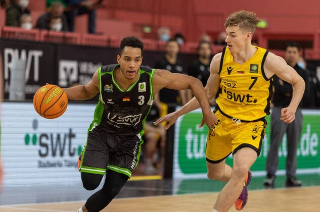 Garai Zeeb (Roemerstrom Gladiators Trier, 03) Timo Lanmueller (Tigers Tuebingen, 7)¨¨Tigers Tuebingen vs. Roemerstrom Gladiators Trier, 2. Basketball, Bundesliga, Pro A, Barmer 2 Basketball, Spieltag 17, Spielzeit 2021 2022, 02.01.2022, ¨¨ Tigers Tuebingen - Roemerstrom Gladiators Trier, Basketball, 2. Bundesliga, Barmer 2 Basketball, Spieltag 17, Spielzeit 2021 2022, 02.01.2022 Tuebingen Copyright: xNinaxSander xEibnerxPressefotoxIx EP_NSR