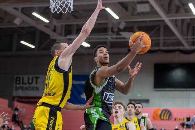 Daniel Keppeler (Tigers Tuebingen, 31) Paul Hollfelder (Roemerstrom Gladiators Trier, 05)¨¨Tigers Tuebingen vs. Roemerstrom Gladiators Trier, 2. Basketball, Bundesliga, Pro A, Barmer 2 Basketball, Spieltag 17, Spielzeit 2021 2022, 02.01.2022, ¨¨ Tigers Tuebingen - Roemerstrom Gladiators Trier, Basketball, 2. Bundesliga, Barmer 2 Basketball, Spieltag 17, Spielzeit 2021 2022, 02.01.2022 Tuebingen Copyright: xNinaxSander xEibnerxPressefotoxIx EP_NSR