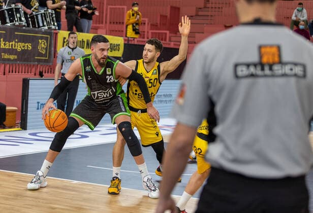 Radoslav Pekovic (Roemerstrom Gladiators Trier, 23) Joanic Gruettner Bacoul (Tigers Tuebingen, 50)¨¨Tigers Tuebingen vs. Roemerstrom Gladiators Trier, 2. Basketball, Bundesliga, Pro A, Barmer 2 Basketball, Spieltag 17, Spielzeit 2021 2022, 02.01.2022, ¨¨ Tigers Tuebingen - Roemerstrom Gladiators Trier, Basketball, 2. Bundesliga, Barmer 2 Basketball, Spieltag 17, Spielzeit 2021 2022, 02.01.2022 Tuebingen Copyright: xNinaxSander xEibnerxPressefotoxIx EP_NSR