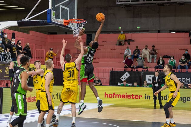 Daniel Keppeler (Tigers Tuebingen, 31) Austin Wiley (Roemerstrom Gladiators Trier, 50)¨¨Tigers Tuebingen vs. Roemerstrom Gladiators Trier, 2. Basketball, Bundesliga, Pro A, Barmer 2 Basketball, Spieltag 17, Spielzeit 2021 2022, 02.01.2022, ¨¨ Tigers Tuebingen - Roemerstrom Gladiators Trier, Basketball, 2. Bundesliga, Barmer 2 Basketball, Spieltag 17, Spielzeit 2021 2022, 02.01.2022 Tuebingen Copyright: xNinaxSander xEibnerxPressefotoxIx EP_NSR