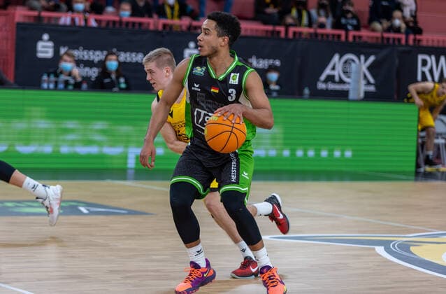 Garai Zeeb (Roemerstrom Gladiators Trier, 03)¨¨Tigers Tuebingen vs. Roemerstrom Gladiators Trier, 2. Basketball, Bundesliga, Pro A, Barmer 2 Basketball, Spieltag 17, Spielzeit 2021 2022, 02.01.2022, ¨¨ Tigers Tuebingen - Roemerstrom Gladiators Trier, Basketball, 2. Bundesliga, Barmer 2 Basketball, Spieltag 17, Spielzeit 2021 2022, 02.01.2022 Tuebingen Copyright: xNinaxSander xEibnerxPressefotoxIx EP_NSR