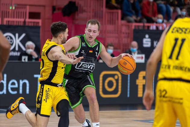Joanic Gruettner Bacoul (Tigers Tuebingen, 50) Jonas Grof (Roemerstrom Gladiators Trier, 09)¨¨Tigers Tuebingen vs. Roemerstrom Gladiators Trier, 2. Basketball, Bundesliga, Pro A, Barmer 2 Basketball, Spieltag 17, Spielzeit 2021 2022, 02.01.2022, ¨¨ Tigers Tuebingen - Roemerstrom Gladiators Trier, Basketball, 2. Bundesliga, Barmer 2 Basketball, Spieltag 17, Spielzeit 2021 2022, 02.01.2022 Tuebingen Copyright: xNinaxSander xEibnerxPressefotoxIx EP_NSR
