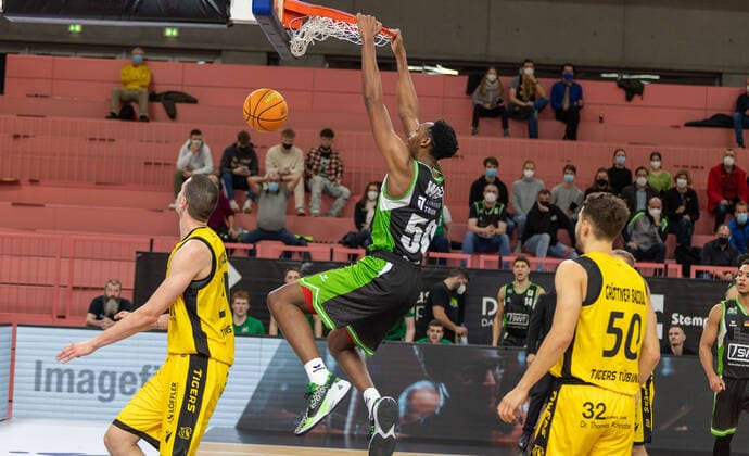 Austin Wiley (Roemerstrom Gladiators Trier, 50)¨¨Tigers Tuebingen vs. Roemerstrom Gladiators Trier, 2. Basketball, Bundesliga, Pro A, Barmer 2 Basketball, Spieltag 17, Spielzeit 2021 2022, 02.01.2022, ¨¨ Tigers Tuebingen - Roemerstrom Gladiators Trier, Basketball, 2. Bundesliga, Barmer 2 Basketball, Spieltag 17, Spielzeit 2021 2022, 02.01.2022 Tuebingen Copyright: xNinaxSander xEibnerxPressefotoxIx EP_NSR