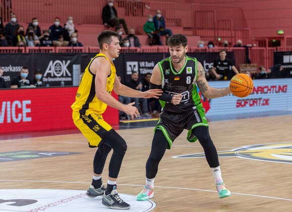 Daniel Keppeler (Tigers Tuebingen, 31) Enosch Wolf (Roemerstrom Gladiators Trier, 08)¨¨Tigers Tuebingen vs. Roemerstrom Gladiators Trier, 2. Basketball, Bundesliga, Pro A, Barmer 2 Basketball, Spieltag 17, Spielzeit 2021 2022, 02.01.2022, ¨¨ Tigers Tuebingen - Roemerstrom Gladiators Trier, Basketball, 2. Bundesliga, Barmer 2 Basketball, Spieltag 17, Spielzeit 2021 2022, 02.01.2022 Tuebingen Copyright: xNinaxSander xEibnerxPressefotoxIx EP_NSR