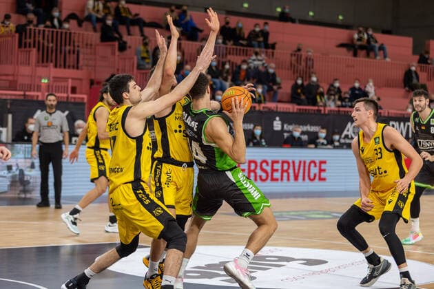 Mateo Seric (Tigers Tuebingen, 17) Joanic Gruettner Bacoul (Tigers Tuebingen, 50) Enosch Wolf (Roemerstrom Gladiators Trier, 08)¨¨Tigers Tuebingen vs. Roemerstrom Gladiators Trier, 2. Basketball, Bundesliga, Pro A, Barmer 2 Basketball, Spieltag 17, Spielzeit 2021 2022, 02.01.2022, ¨¨ Tigers Tuebingen - Roemerstrom Gladiators Trier, Basketball, 2. Bundesliga, Barmer 2 Basketball, Spieltag 17, Spielzeit 2021 2022, 02.01.2022 Tuebingen Copyright: xNinaxSander xEibnerxPressefotoxIx EP_NSR
