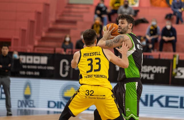 Ryan Mikesell (Tigers Tuebingen, 33) Enosch Wolf (Roemerstrom Gladiators Trier, 08)¨¨Tigers Tuebingen vs. Roemerstrom Gladiators Trier, 2. Basketball, Bundesliga, Pro A, Barmer 2 Basketball, Spieltag 17, Spielzeit 2021 2022, 02.01.2022, ¨¨ Tigers Tuebingen - Roemerstrom Gladiators Trier, Basketball, 2. Bundesliga, Barmer 2 Basketball, Spieltag 17, Spielzeit 2021 2022, 02.01.2022 Tuebingen Copyright: xNinaxSander xEibnerxPressefotoxIx EP_NSR