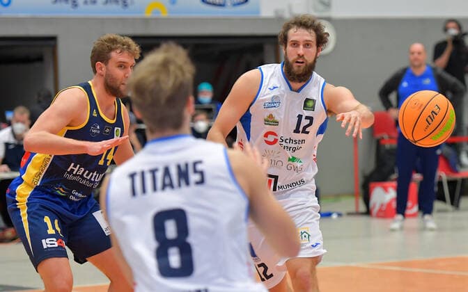 2.1.2022, Basketball, 2. Bundesliga Pro B, Dresden Titans - TSV Oberhaching Topics, Dresdens Tanner Graham mit Pass auf Nico Wenzl, Sachsen Deutschland