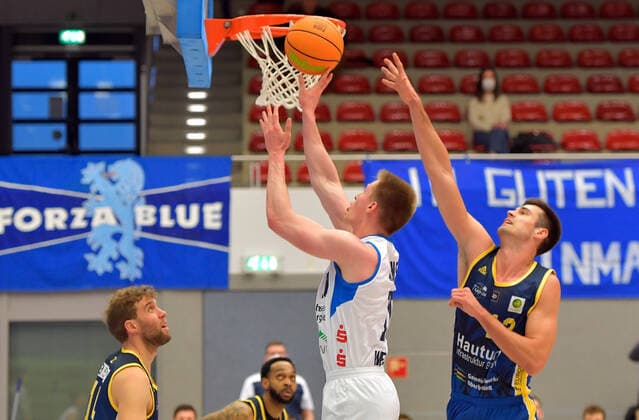 2.1.2022, Basketball, 2. Bundesliga Pro B, Dresden Titans - TSV Oberhaching Topics, Dresdens Arne Wendler erfolgreich am Korb, Sachsen Deutschland