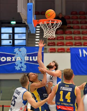 2.1.2022, Basketball, 2. Bundesliga Pro B, Dresden Titans - TSV Oberhaching Topics, Dresdens Tanner Graham erfolgreich am Korb, c Sachsen Deutschland