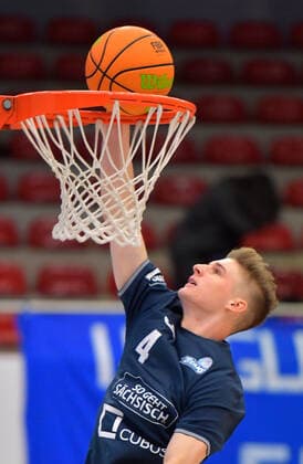 2.1.2022, Basketball, 2. Bundesliga Pro B, Dresden Titans - TSV Oberhaching Topics, Dresdens Daniel Kirchner beim warm-up am Korb, Sachsen Deutschland