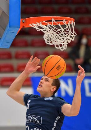 2.1.2022, Basketball, 2. Bundesliga Pro B, Dresden Titans - TSV Oberhaching Topics, Dresdens Bela Wencel beim warm-up am Korb, Sachsen Deutschland