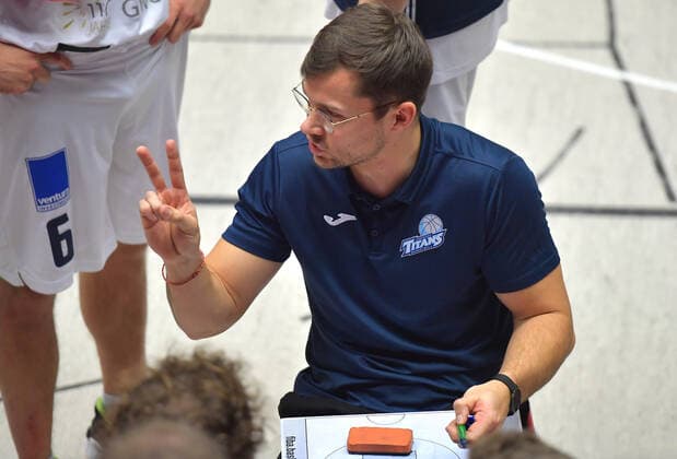 2.1.2022, Basketball, 2. Bundesliga Pro B, Dresden Titans - TSV Oberhaching Topics, Dresdens Trainer Fabian Strauß, Sachsen Deutschland