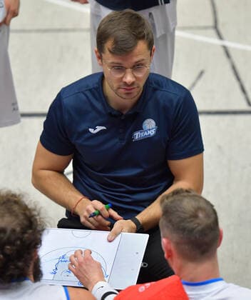 2.1.2022, Basketball, 2. Bundesliga Pro B, Dresden Titans - TSV Oberhaching Topics, Dresdens Trainer Fabian Strauß in der Auszeit, Sachsen Deutschland