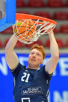 2.1.2022, Basketball, 2. Bundesliga Pro B, Dresden Titans - TSV Oberhaching Topics, Dresdens Julius Stahl beim warm-up am Korb, Sachsen Deutschland