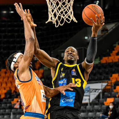 GER, BBL, ratiopharm ulm vs MHP RIESEN Ludwigsburg 02.01.2022, ratiopharm arena, Neu-Ulm, GER, BBL, ratiopharm ulm vs MHP RIESEN Ludwigsburg, im Bild entschlossen geht Yorman Polas Bartolo (Ludwigsburg, 13) zum Korb, Jaron Blossomgame (Ulm, 4)
