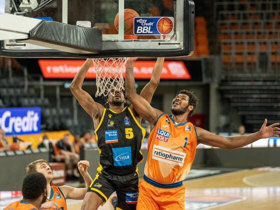 Justin Simon (MHP Riesen Ludwigsburg, 05), Christiano Felicio (Ratiopharm Ulm 01), GER, Ratiopharm Ulm vs. MHP Riesen Ludwigsburg, Basketball, Bundesliga, easycredit, 15. Spieltag, Spielzeit 2021 2022, 02.01.2022, GER, Ratiopharm Ulm vs. MHP Riesen Ludwigsburg, Basketball, Bundesliga, easycredit, 15. Spieltag, Spielzeit 2021 2022, 02.01.2022 Ulm Copyright: xEibner-Pressefoto SaschaxWaltherx EP_EER