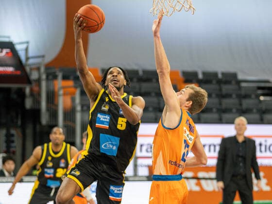 Justin Simon (MHP Riesen Ludwigsburg, 05), Moritz Krimmer (Ratiopharm Ulm 27), GER, Ratiopharm Ulm vs. MHP Riesen Ludwigsburg, Basketball, Bundesliga, easycredit, 15. Spieltag, Spielzeit 2021 2022, 02.01.2022, GER, Ratiopharm Ulm vs. MHP Riesen Ludwigsburg, Basketball, Bundesliga, easycredit, 15. Spieltag, Spielzeit 2021 2022, 02.01.2022 Ulm Copyright: xEibner-Pressefoto SaschaxWaltherx EP_EER