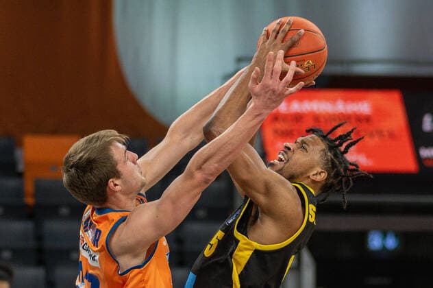 Moritz Krimmer (Ratiopharm Ulm 27), Justin Simon (MHP Riesen Ludwigsburg, 05), GER, Ratiopharm Ulm vs. MHP Riesen Ludwigsburg, Basketball, Bundesliga, easycredit, 15. Spieltag, Spielzeit 2021 2022, 02.01.2022, GER, Ratiopharm Ulm vs. MHP Riesen Ludwigsburg, Basketball, Bundesliga, easycredit, 15. Spieltag, Spielzeit 2021 2022, 02.01.2022 Ulm Copyright: xEibner-Pressefoto SaschaxWaltherx EP_EER