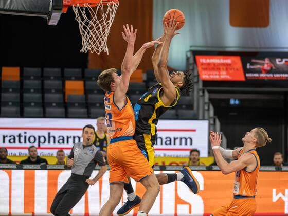 Moritz Krimmer (Ratiopharm Ulm 27), Justin Simon (MHP Riesen Ludwigsburg, 05), GER, Ratiopharm Ulm vs. MHP Riesen Ludwigsburg, Basketball, Bundesliga, easycredit, 15. Spieltag, Spielzeit 2021 2022, 02.01.2022, GER, Ratiopharm Ulm vs. MHP Riesen Ludwigsburg, Basketball, Bundesliga, easycredit, 15. Spieltag, Spielzeit 2021 2022, 02.01.2022 Ulm Copyright: xEibner-Pressefoto SaschaxWaltherx EP_EER