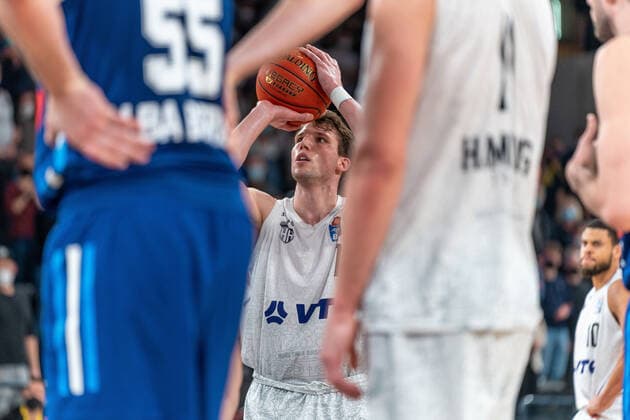 Lukas Meisner (Hamburg Towers 7) beim Freiwurf Hamburg Towers vs. ALBA Berlin, Basketball, Bundesliga, Hauptrunde, Spieltag 15, Saison 2021 2022, 02.01.2022 Marcel von Fehrn Hamburg Towers vs. ALBA Berlin, Basketball, Bundesliga, Hauptrunde, Spieltag 15, Saison 2021 2022, 02.01.2022 Hamburg Copyright: xEibnerxPressefoto MarcelxvonxFehrnx EP_MFN