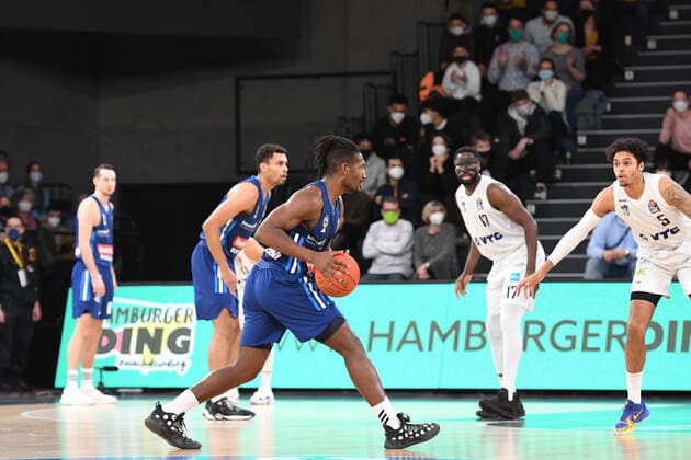 Basketball I Herren I Saison 2021-2022 I Bundesliga I 13. Spieltag I Hamburg Towers - ALBA Berlin I 02.01.2022 Jaleen Smith (3, ALBA Berlin) mit unwiderstehlichem Antritt Hamburg edel-optics.de Arena Hamburg Deutschland Copyright: xLobeca AndreasxHannigx