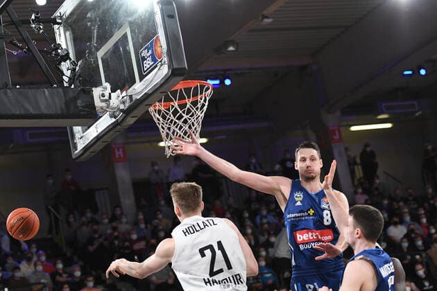 Basketball I Herren I Saison 2021-2022 I Bundesliga I 13. Spieltag I Hamburg Towers - ALBA Berlin I 02.01.2022 action unter dem Korb: Justus Hollatz ( 21, Point Guard, Hamburg Towers) verlädt Marcus Eriksson (8, ALBA Berlin) Hamburg edel-optics.de Arena Hamburg Deutschland Copyright: xLobeca AndreasxHannigx
